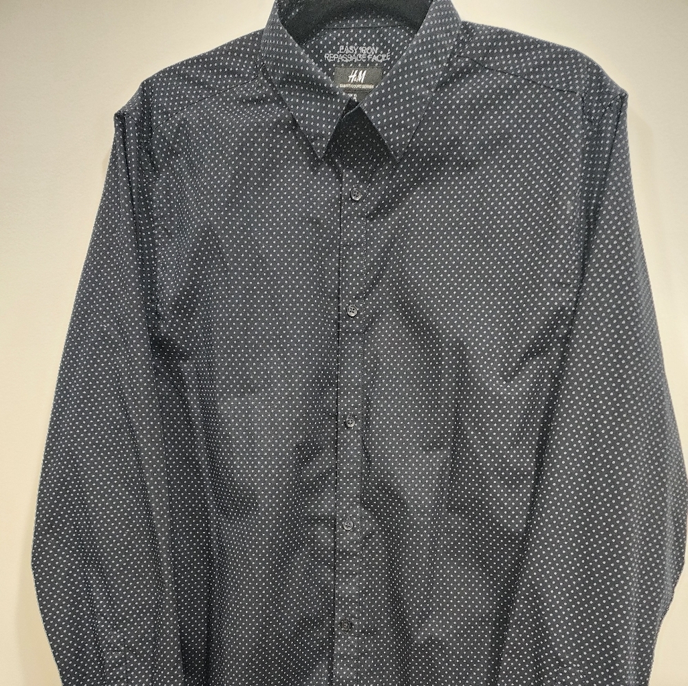 H&M, Easy Iron, SlimFit, XL, Dark Blue with blue buttons and white circles